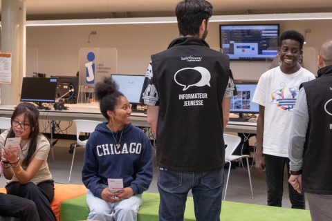 adultes et jeunes en discussion