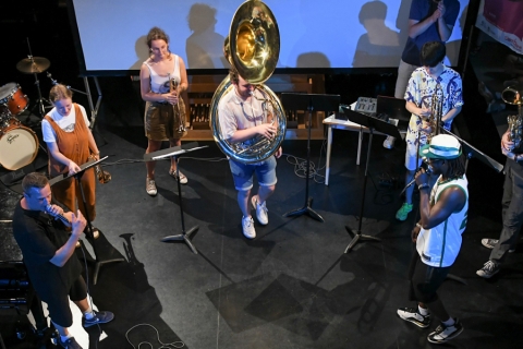 un groupe de personnes jouant de la musique