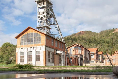 Ancien puits de mine avec des crassiers en arrière plan