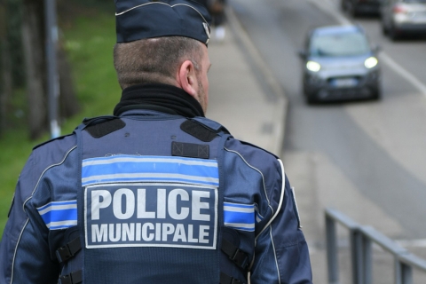 Policier municipal en patrouille
