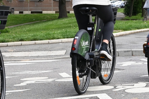 3 cyclistes qui circulent sur une bande cyclable