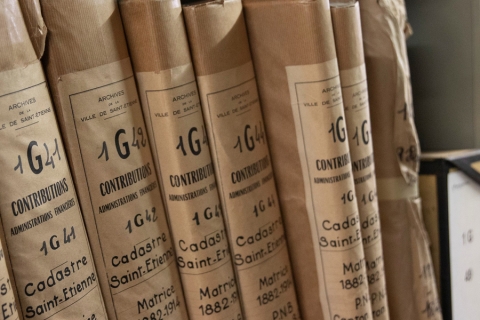 un enfant devant des livres anciens