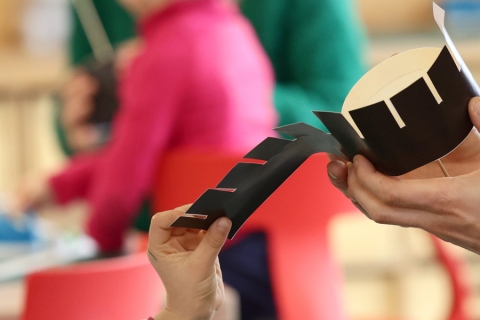 un enfant qui manipule un objet