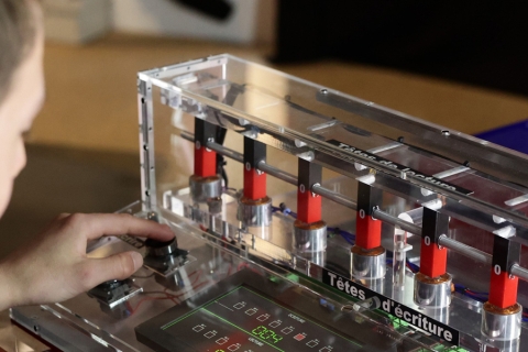 un enfant qui manipule du matériel scientifique