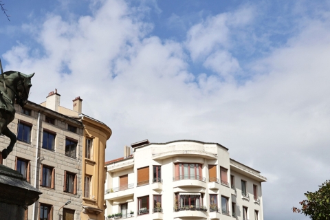 statue et église ancienne