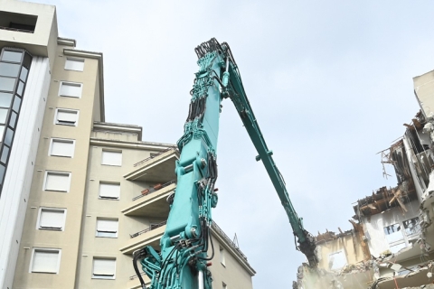 pelleteuse qui démolit un vieil immeuble