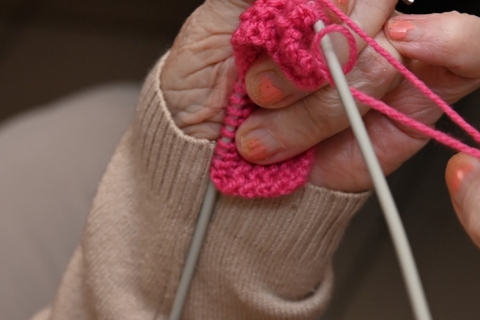 Personne âgée qui fait du tricot
