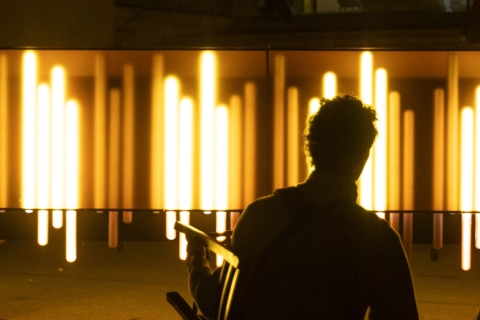 deux personnes qui regardent une installation artistique et numérique