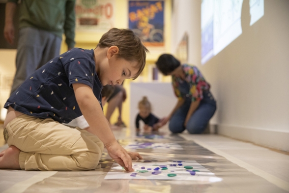 enfant en train de dessiner - Agrandir l'image, fenêtre modale