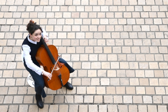 une jeune femme avec un violoncelle - Agrandir l'image, fenêtre modale