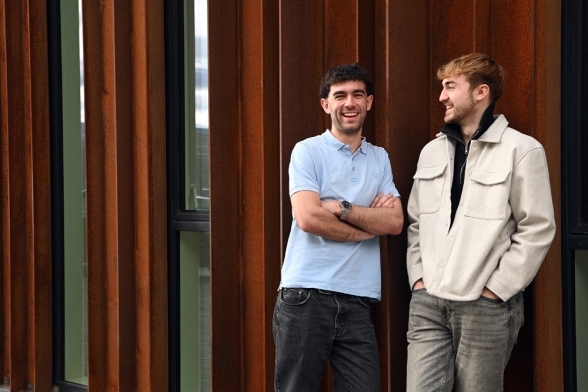 deux hommes souriants - Agrandir l'image, fenêtre modale