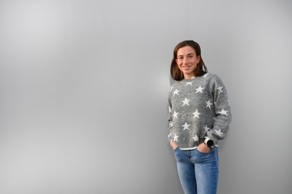 une jeune femme souriante - Agrandir l'image, fenêtre modale