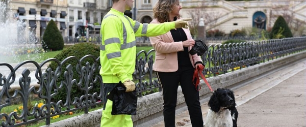 photo d'une dame promenant un chien