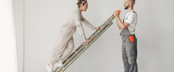 Photo d'un couple en plein travaux