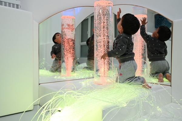 Espace Snoezelen en crèche - pratique de stimulation multisensorielle contrôlée