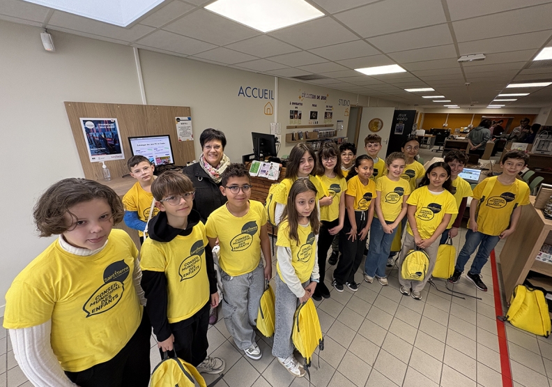 un groupe d'enfants avec des maillots jaunes du Conseil municipal des enfants - Agrandir l'image, fenêtre modale