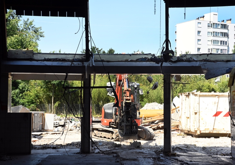 Engin démolissant un bâtiment - Agrandir l'image, fenêtre modale