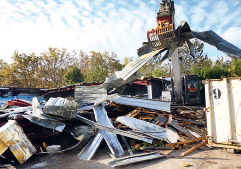 Démolition de l'ancien bowling de la Plaine Achile - Agrandir l'image, fenêtre modale