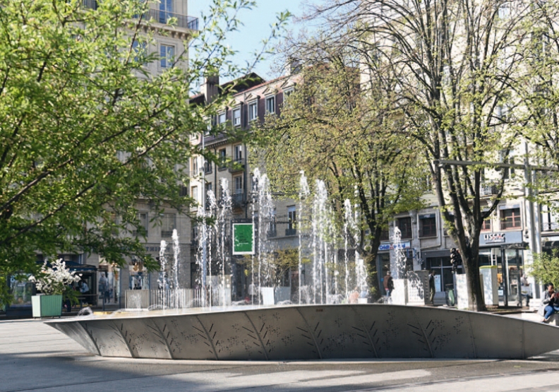 Fontaine de la place de l'Hôtel-de-Ville - Agrandir l'image, fenêtre modale
