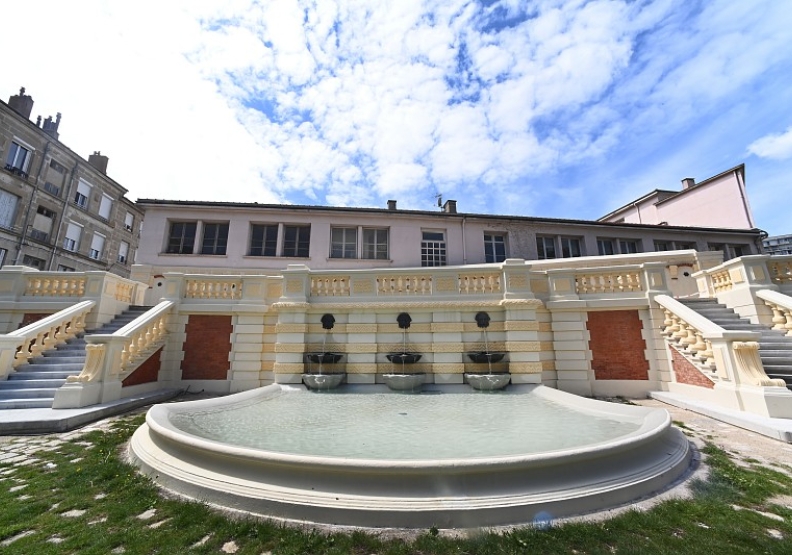 Fontaine du square du 102e régiment d'infanterie - Agrandir l'image, fenêtre modale