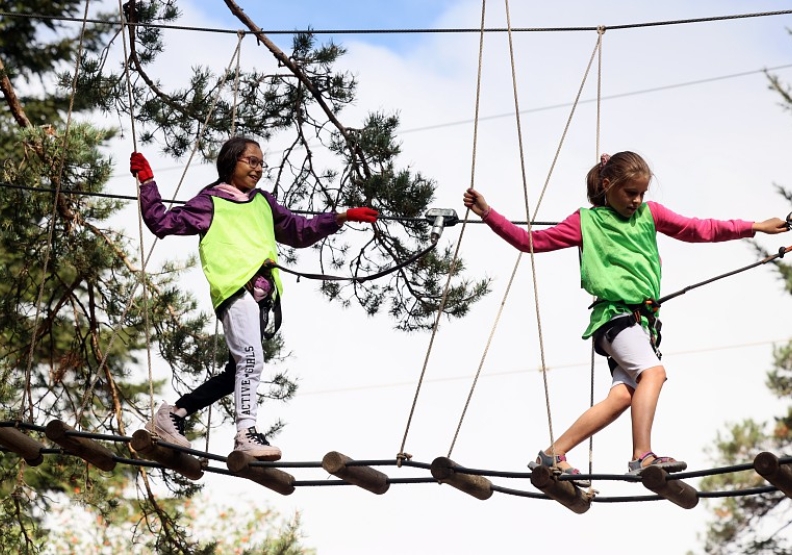 deux enfants faisant de l'accrobranche - Agrandir l'image, fenêtre modale