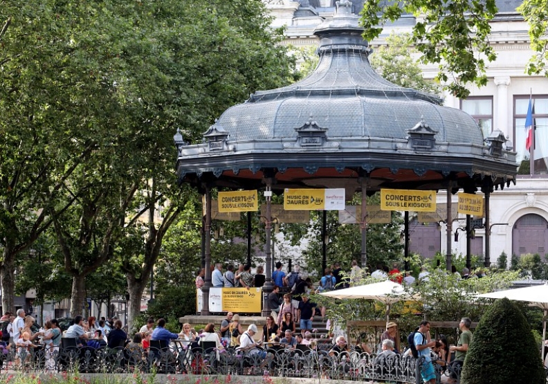 Kiosque de la place Jean-Jaurès - Agrandir l'image, fenêtre modale