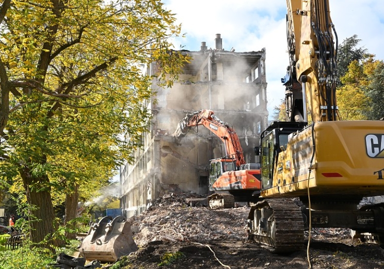 démolition d'un immeuble - Agrandir l'image, fenêtre modale