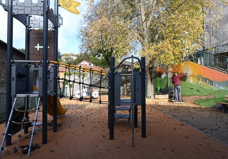 Aire de jeux Rochetaillée avec une fresque colorée en cours de réalisation - Agrandir l'image, fenêtre modale