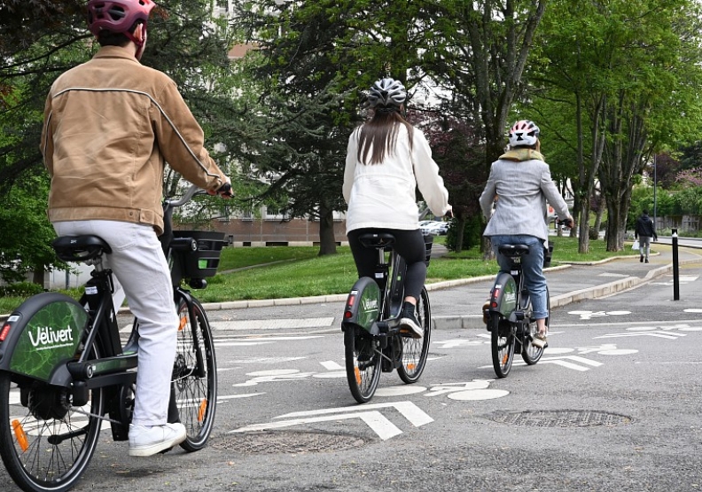 Vélo sur une bande cyclable - Agrandir l'image, fenêtre modale