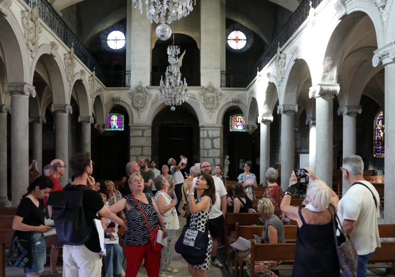 un groupe qui visite La Charité - Agrandir l'image, fenêtre modale